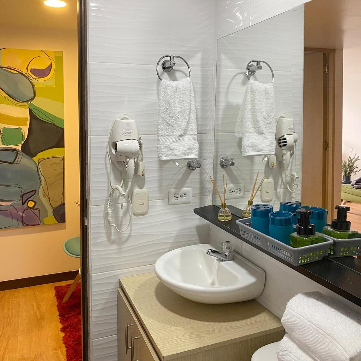 Tu Hogar Temporal En Medellin, Moderno, Comodo, Bien Ubicado Y Wifi 400