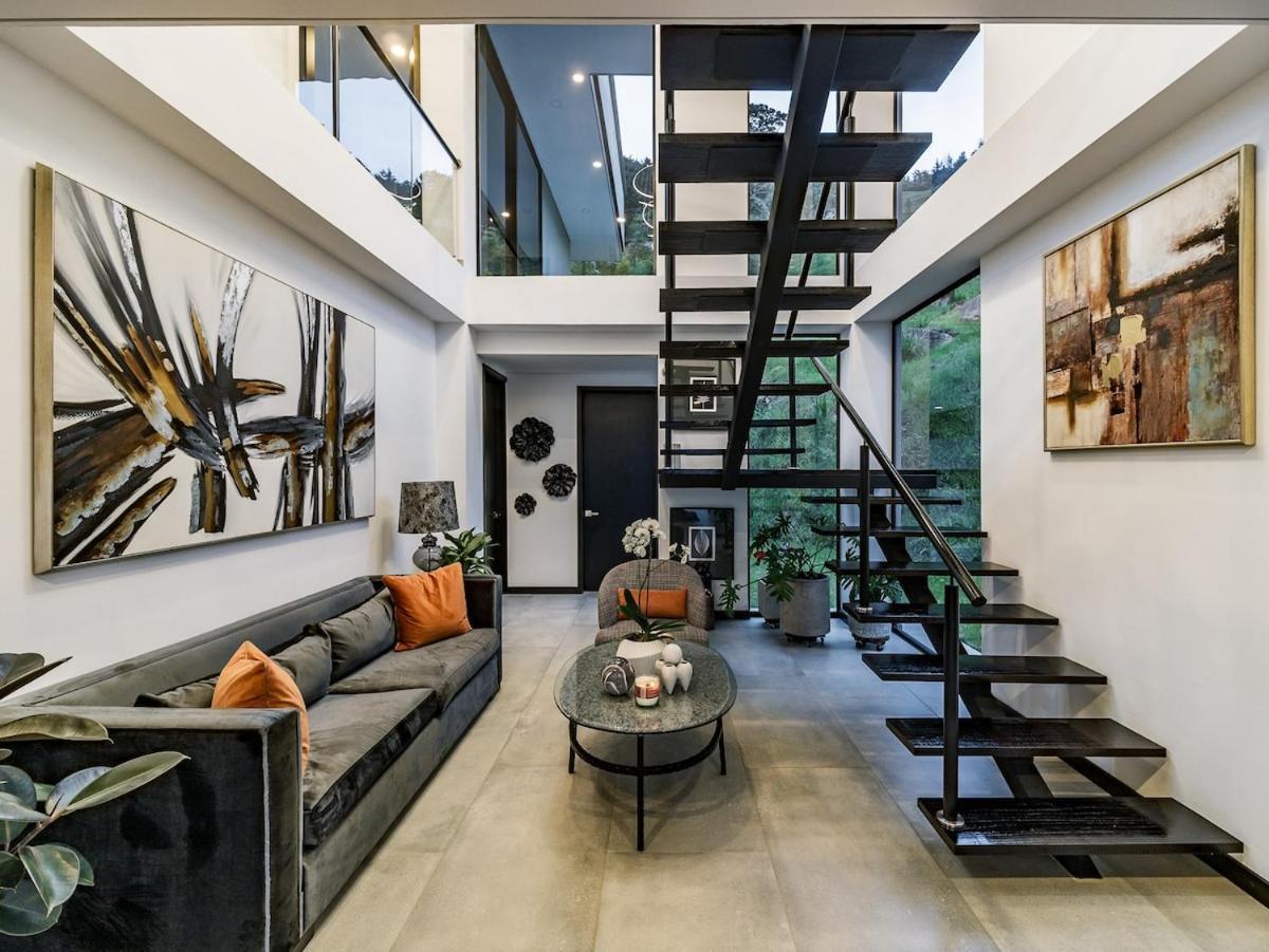 Exquisite Retreat In Villa *
