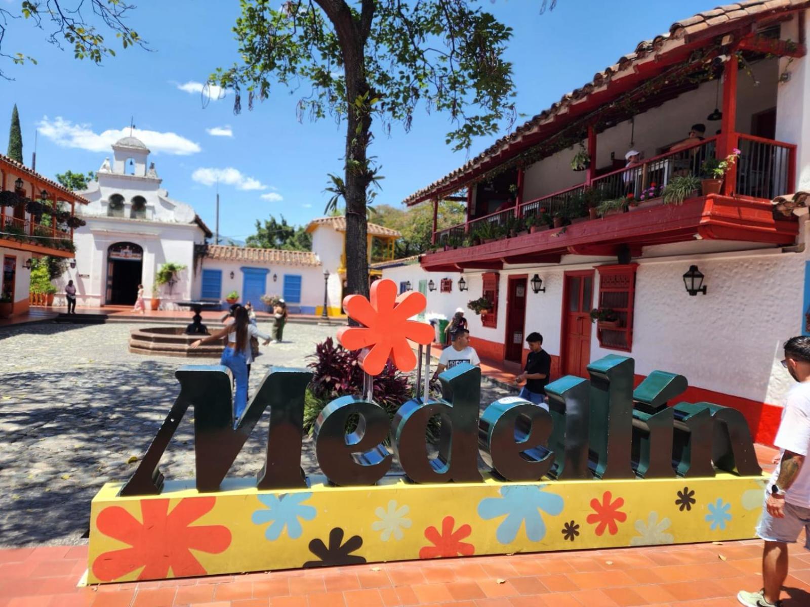 Comodo, Iluminado, Cerca Al Estadio Y La Estacion Del Metro Apartamento Medellín