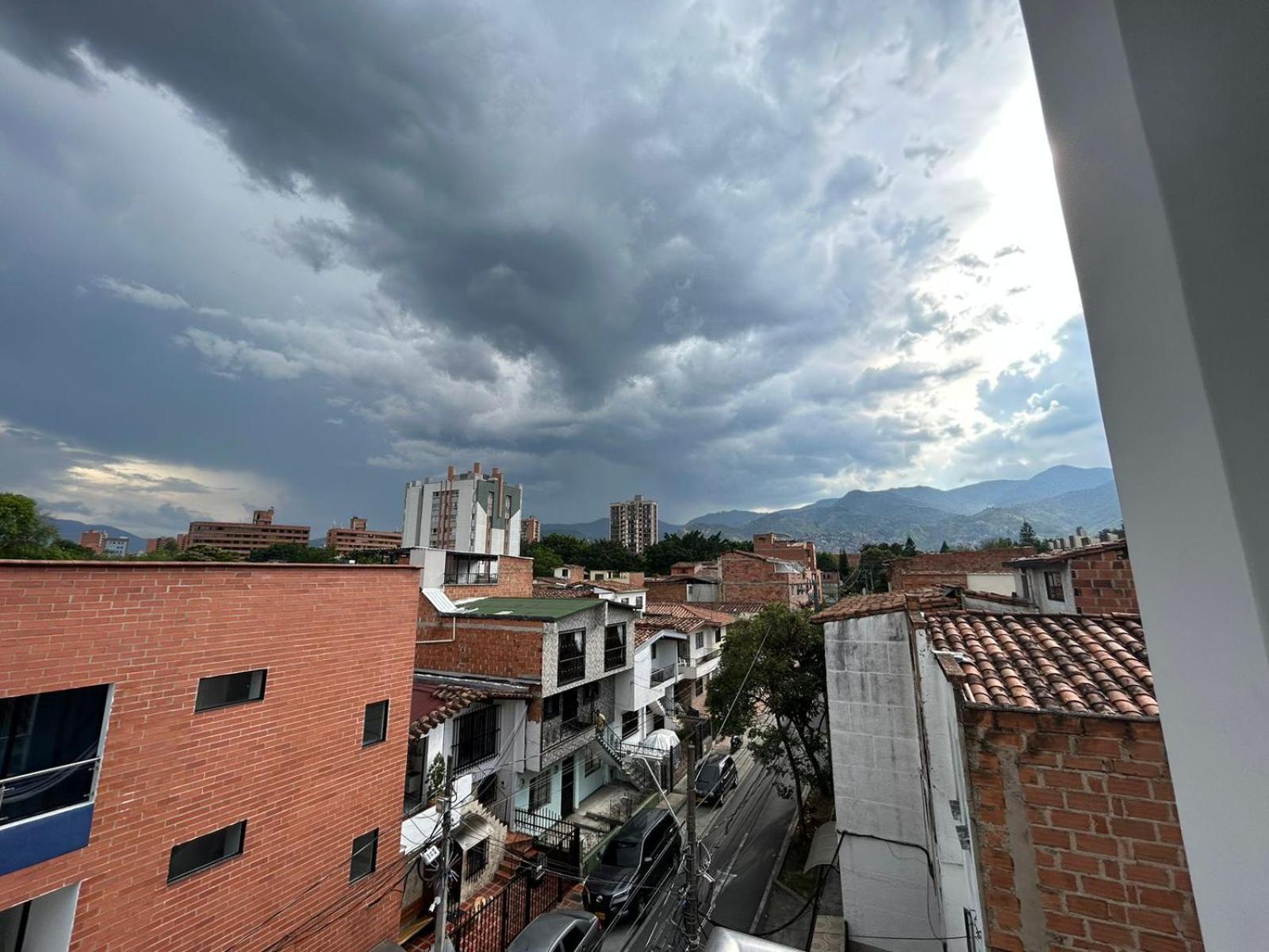 Cerca Al Metro Y Lugares Turisticos * Medellín