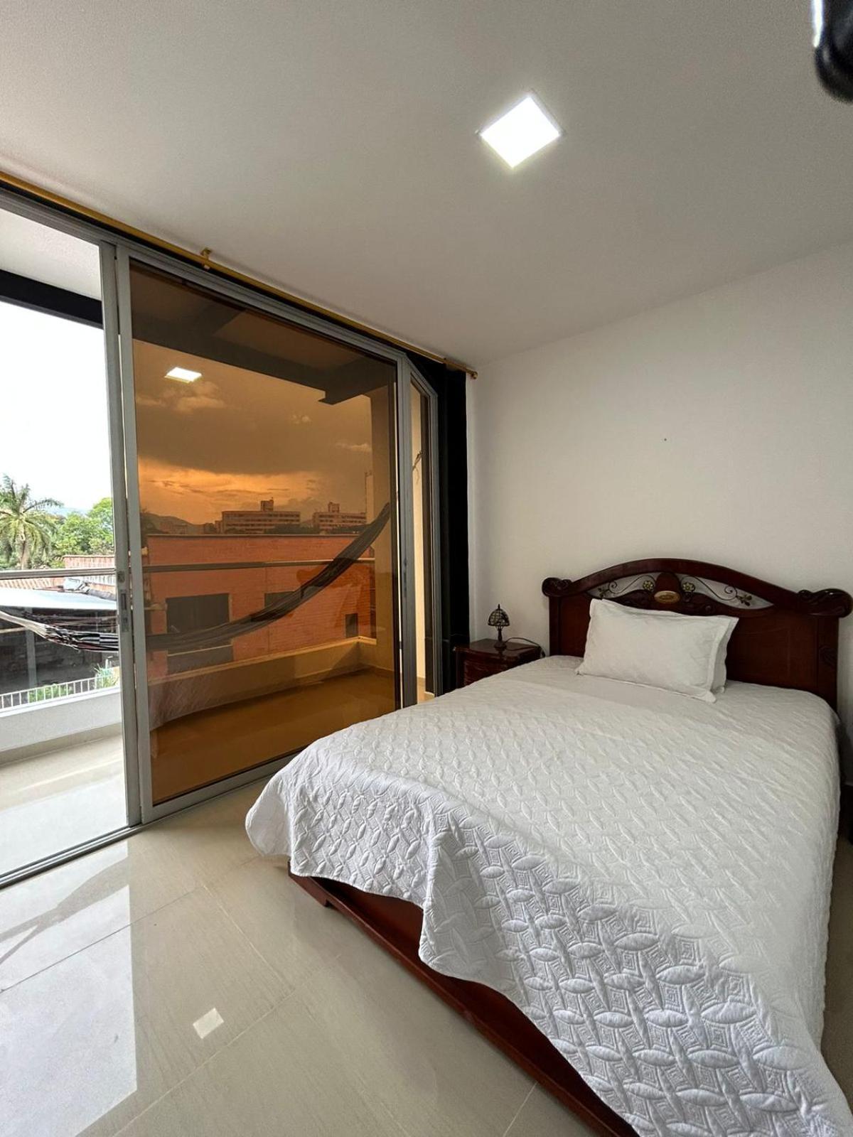 Habitación en casa particular Cerca Al Metro Y Lugares Turisticos Medellín