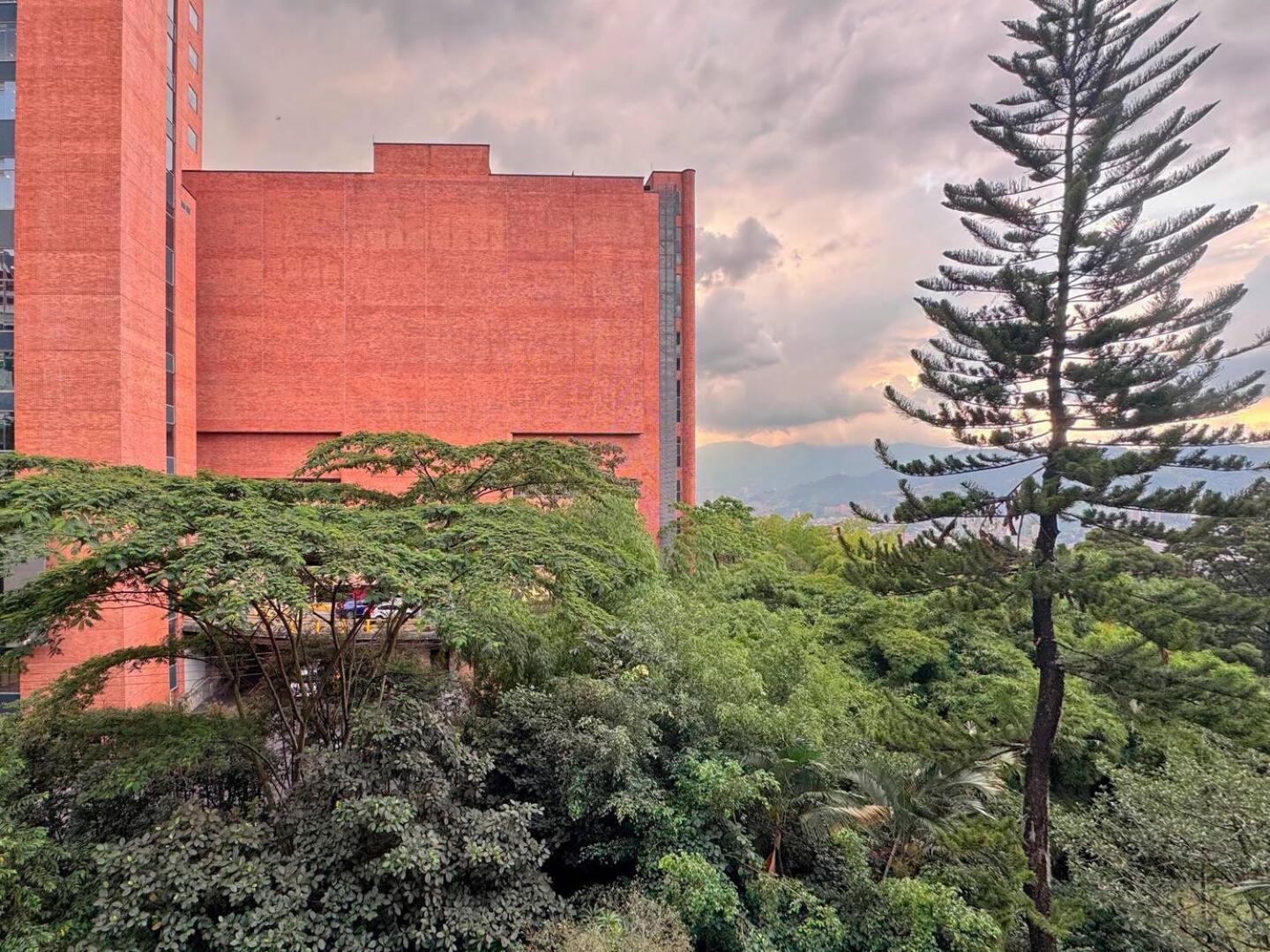 4br 232 M In El Poblado, El Tesoro Сasa de vacaciones