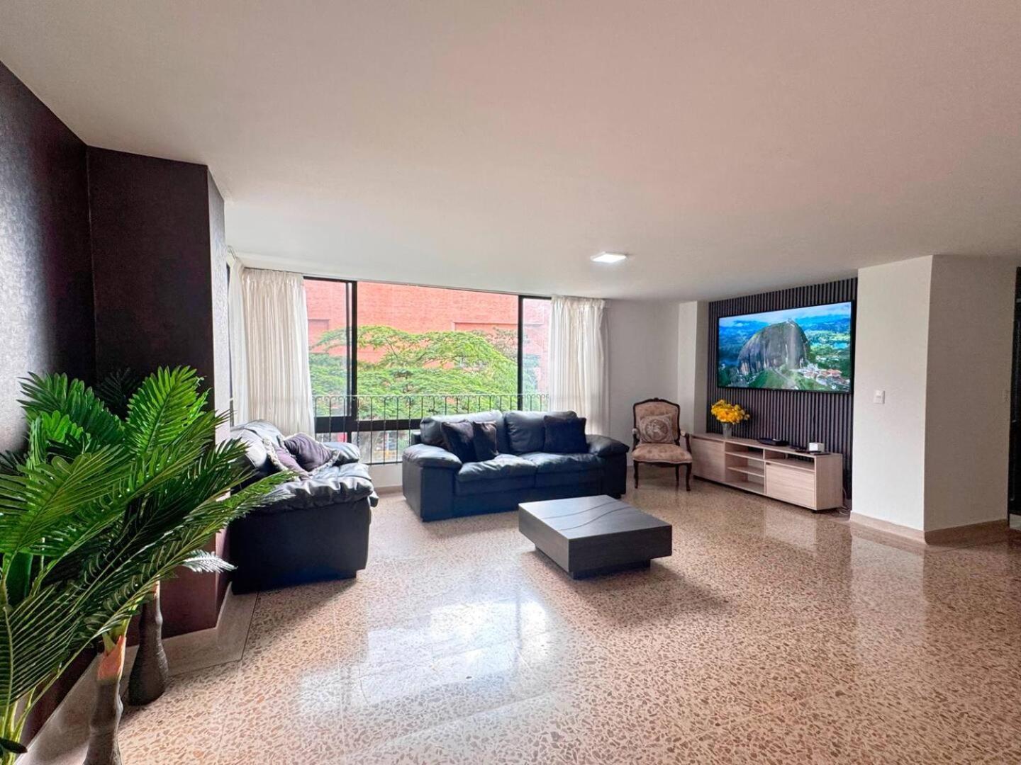 4br 232 M In El Poblado, El Tesoro Сasa de vacaciones