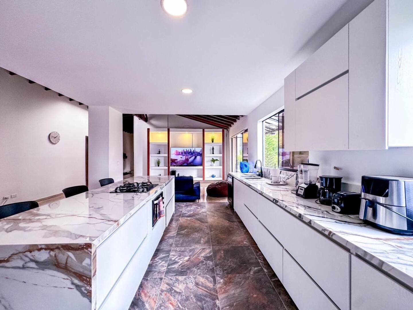 Apartamento 3br 240 M Ac Pool El Tesoro *