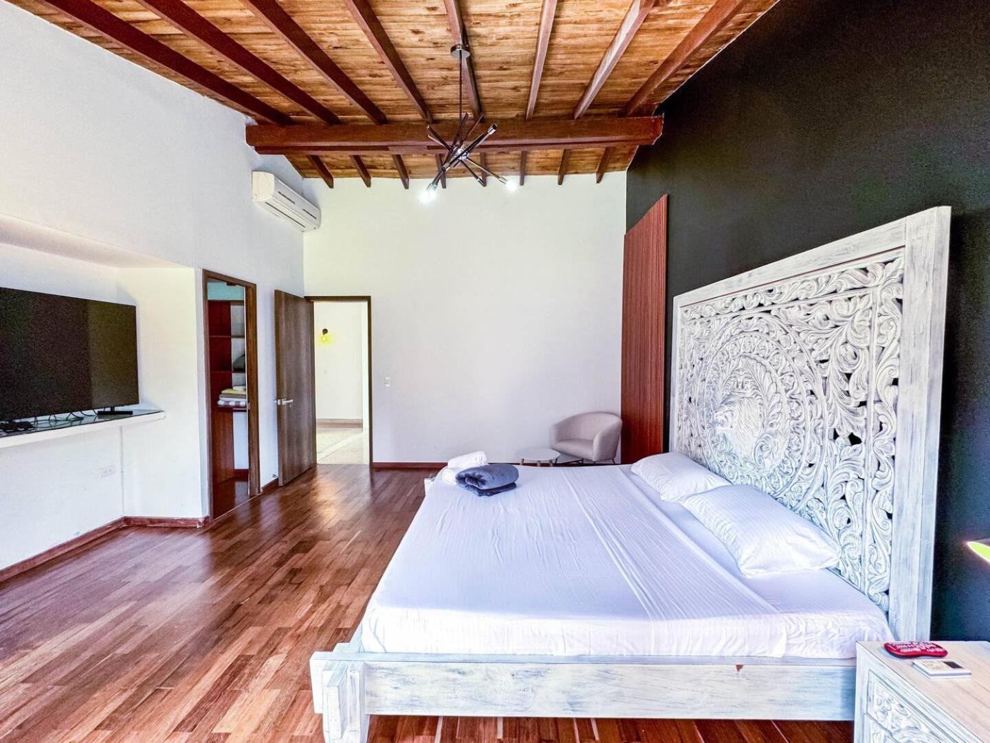 3br 240 M Ac Pool El Tesoro *