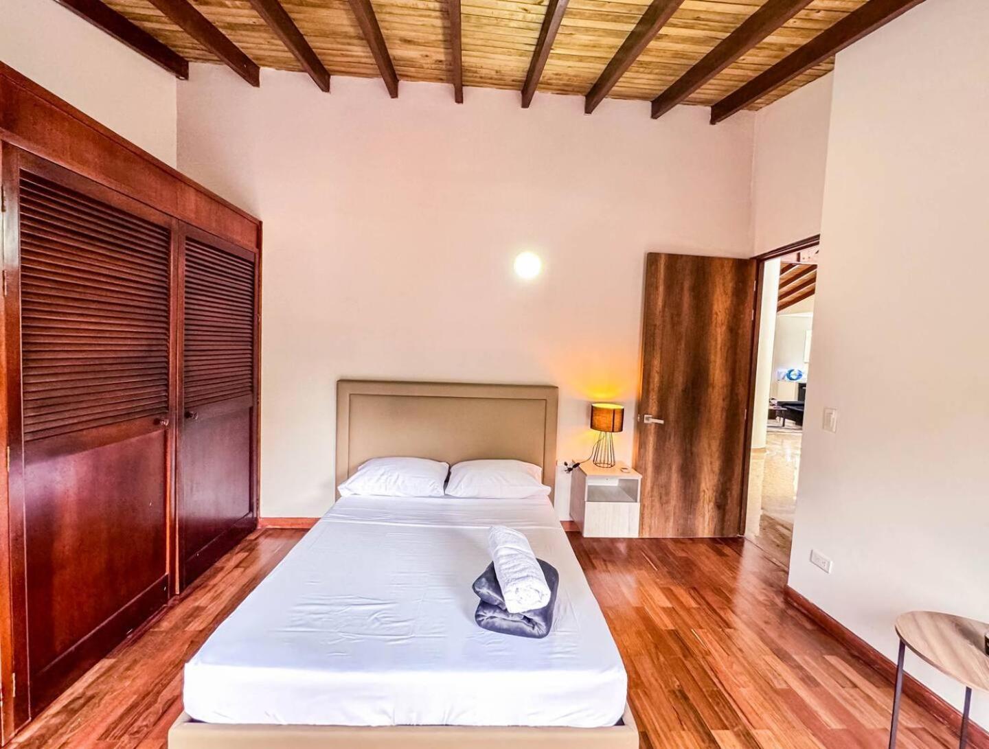 3br 240 M Ac Pool El Tesoro Apartamento