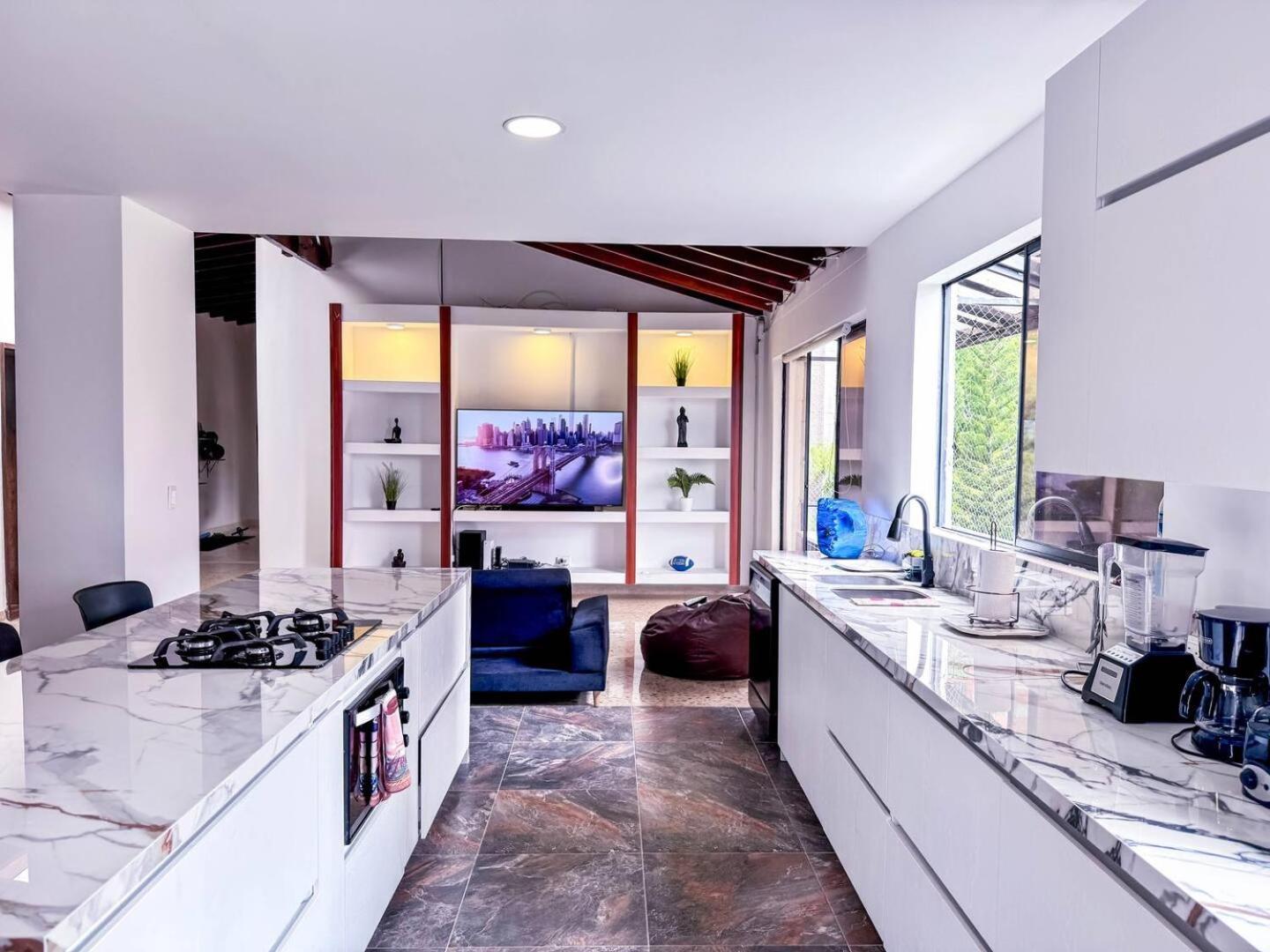 3br 240 M Ac Pool El Tesoro *