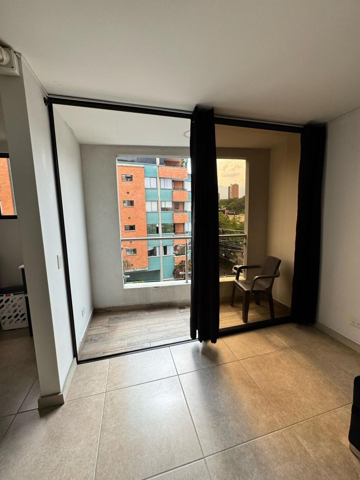 Apartamento In Laureles Two Blocks From 70 *