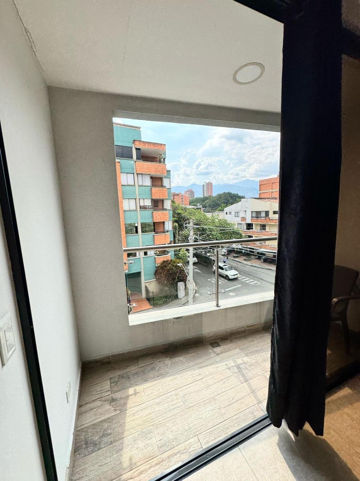 In Laureles Two Blocks From 70 Apartamento