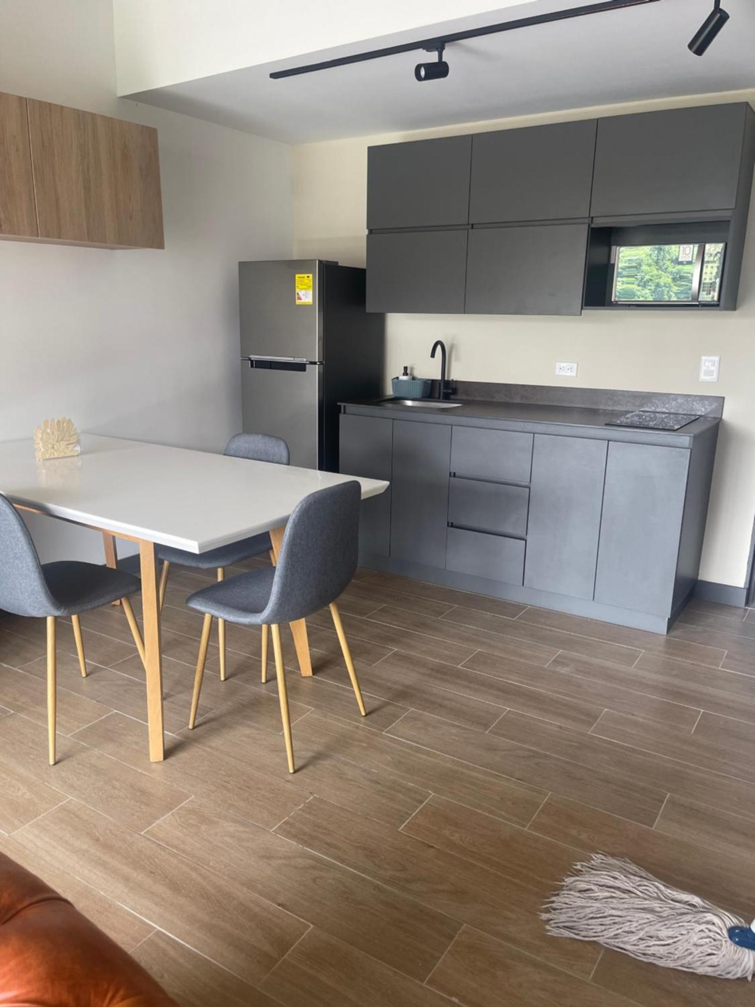 Apartamento Con Vista Y Aire Acondicionado Cerca A El Tesoro *
