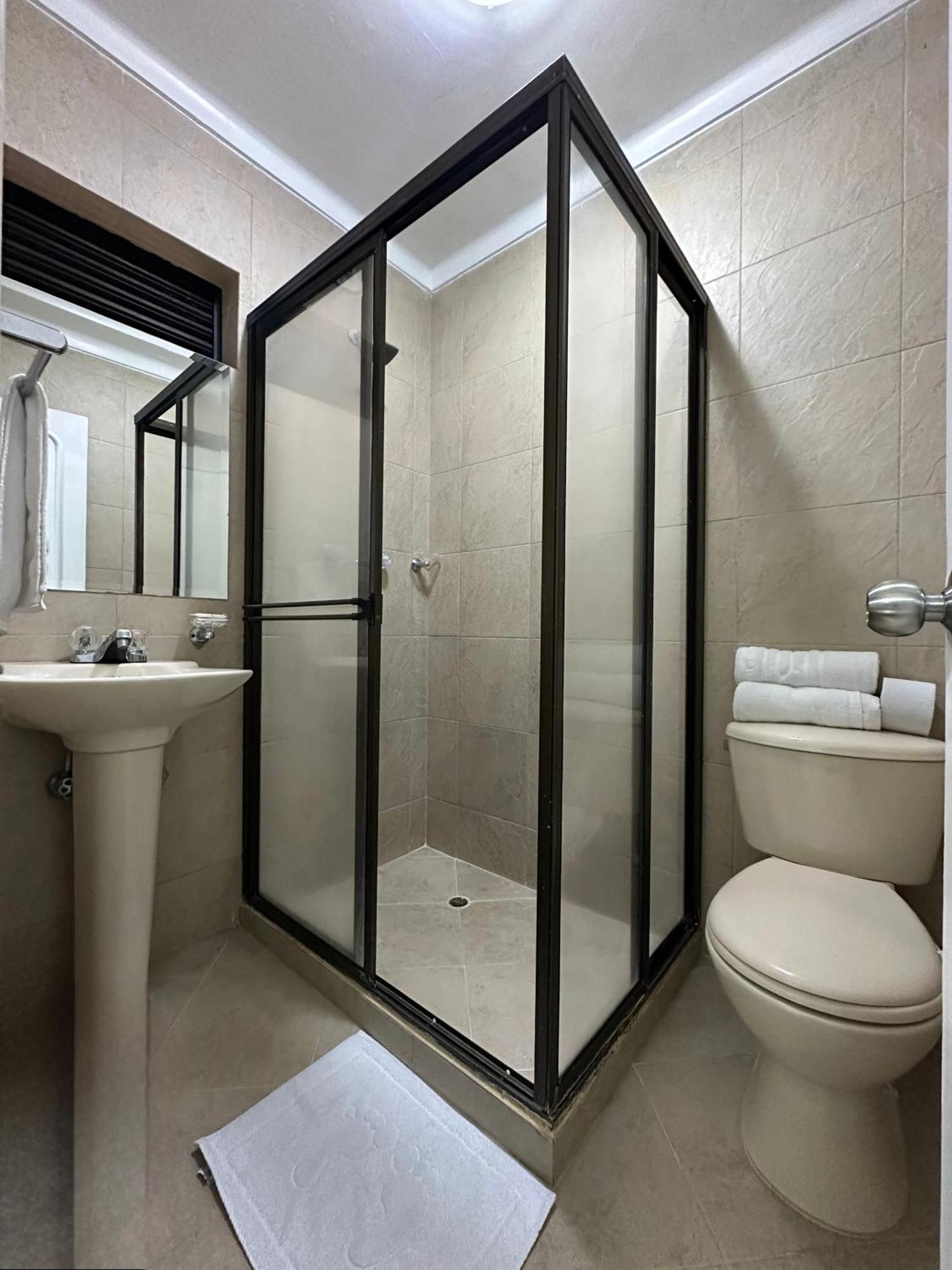 Lukas 3* Medellín