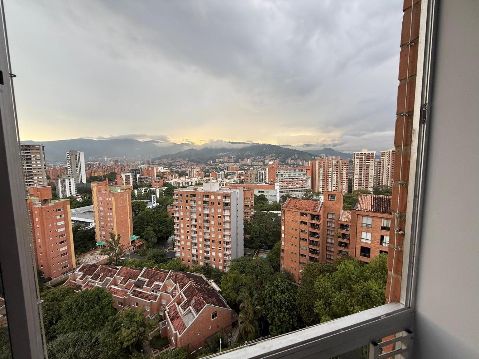 Hermoso Apartamento, En El Poblado Medellín