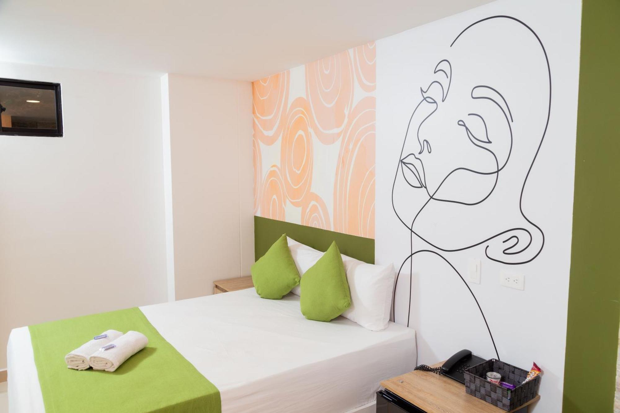Bajo La Luna Hotel *
