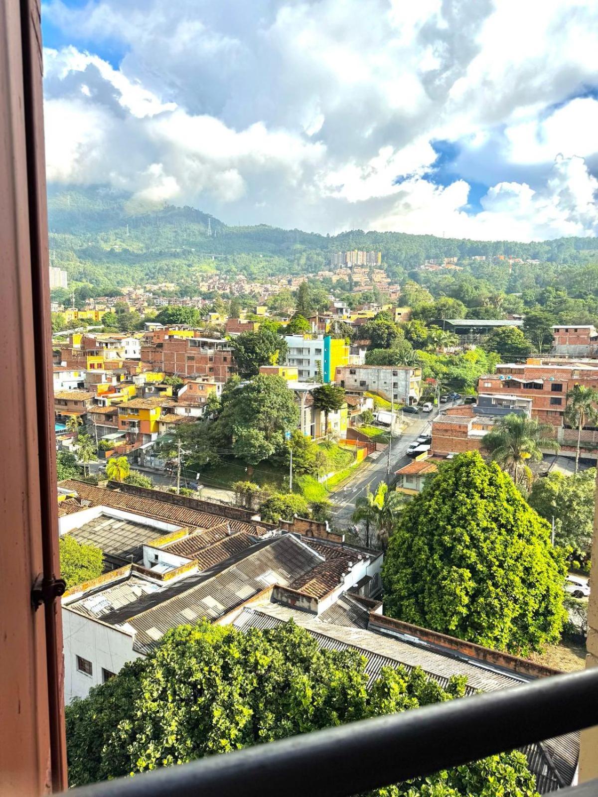 Zona Rosa De Medellin, Ubicacion Cerca De Centros Comerciales Y Tranvia Del Metro Ba *