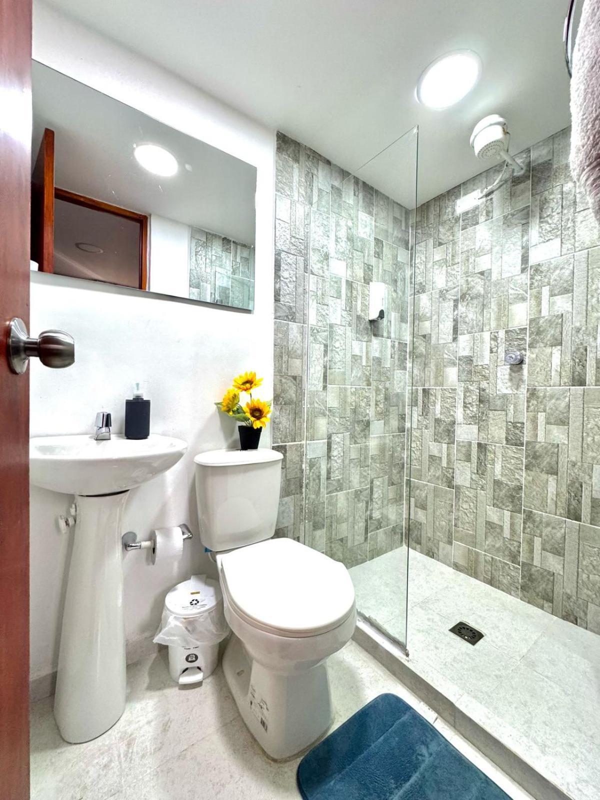Zona Rosa De Medellin, Ubicacion Cerca De Centros Comerciales Y Tranvia Del Metro Ba Apartamento *