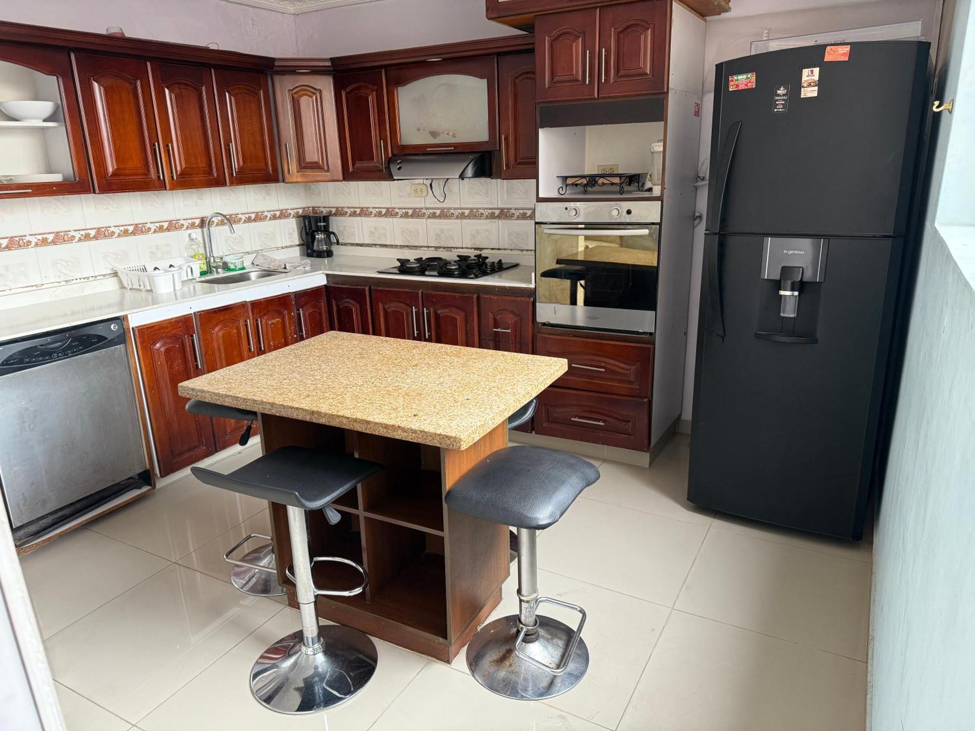Hermosa Casa Muy Amplia En Excelente Sector * Medellín