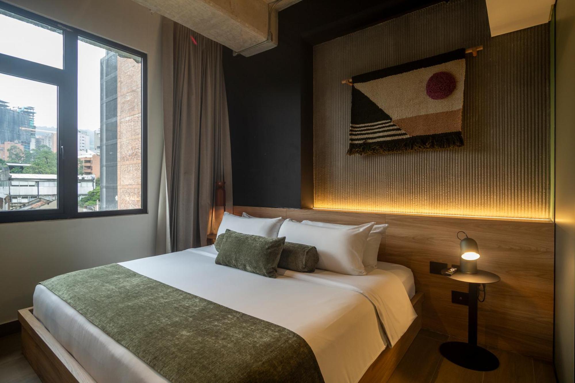 Hotel Hunters 4*