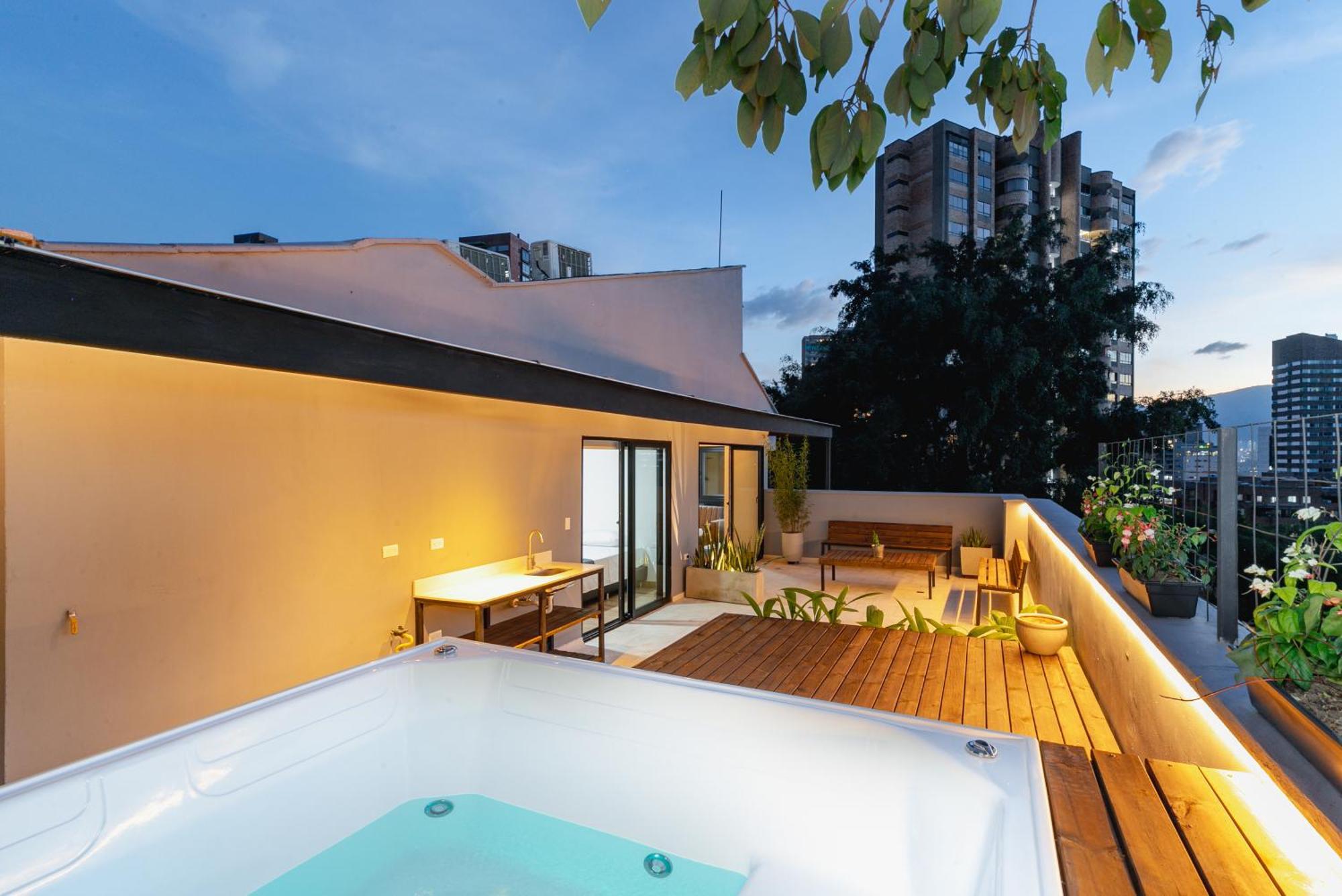 B3 4br Poblado Penthouse Wit Ac And Jacuzzi Apartamento Medellín