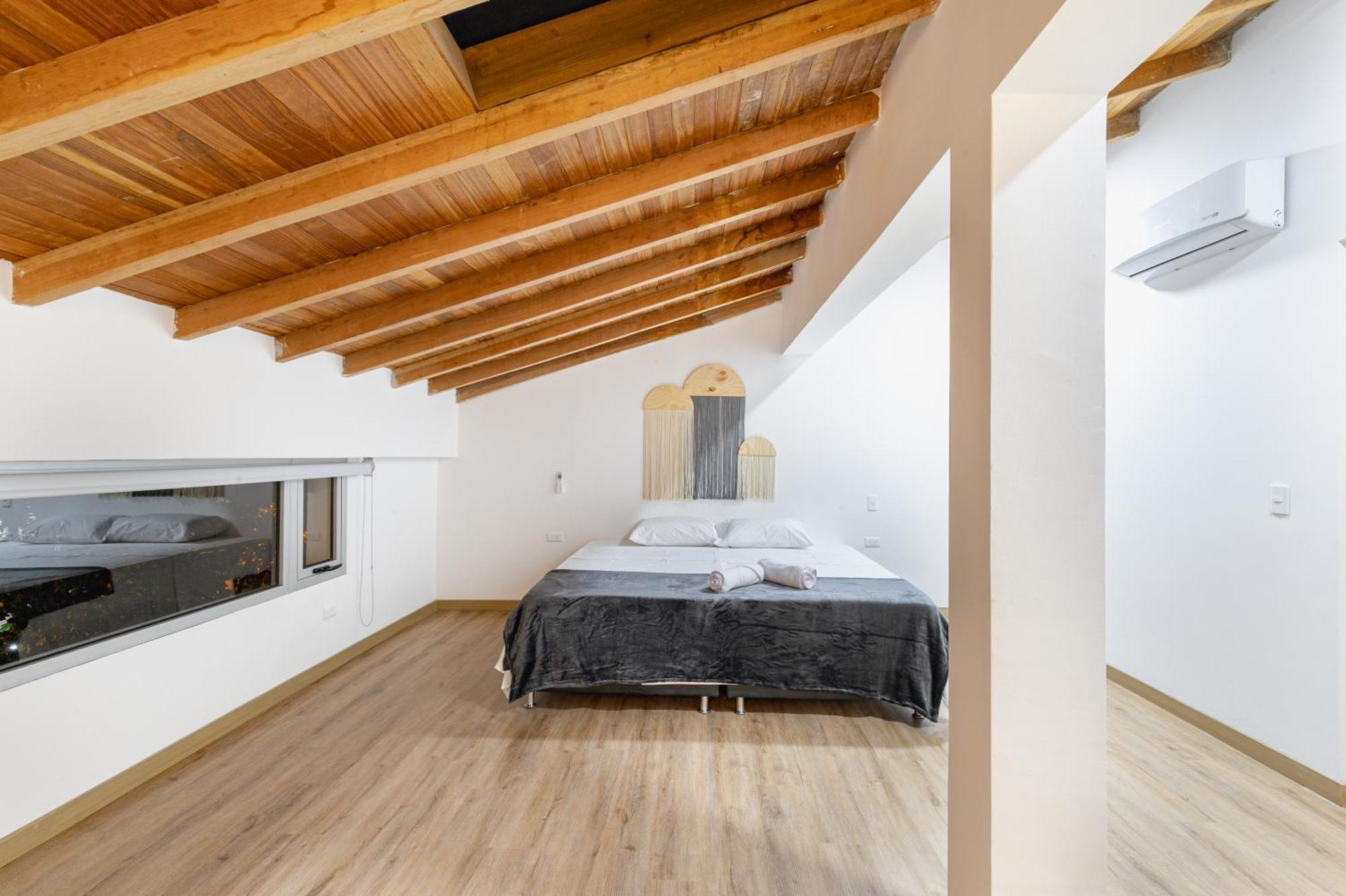 B3 4br Poblado Penthouse Wit Ac And Jacuzzi Apartamento *