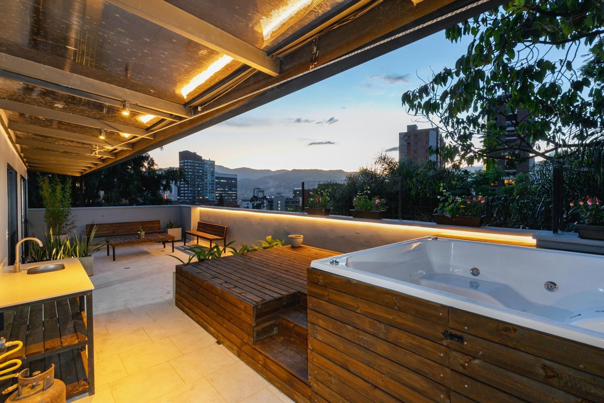 B3 4br Poblado Penthouse Wit Ac And Jacuzzi Apartamento Medellín