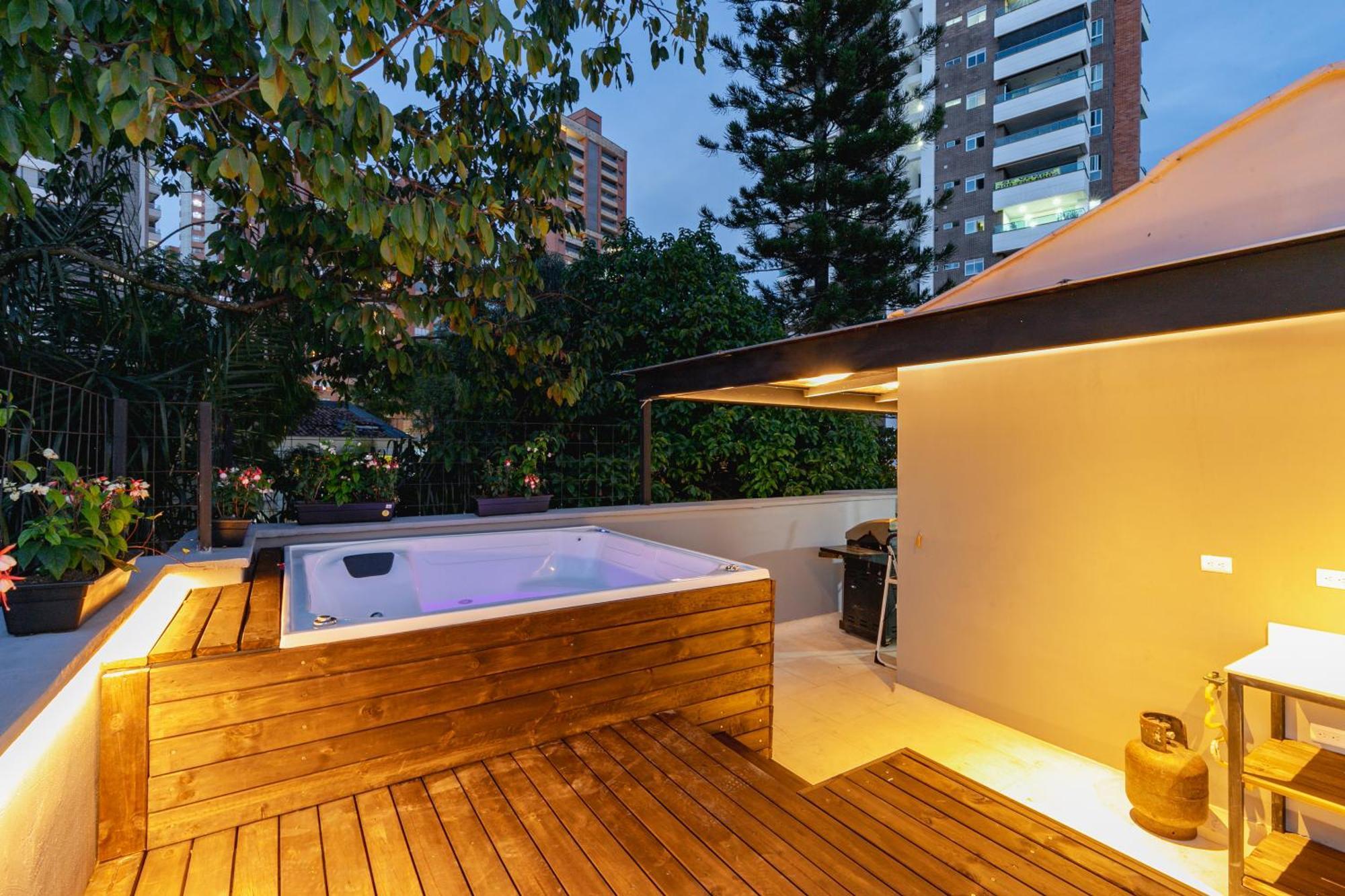 B3 4br Poblado Penthouse Wit Ac And Jacuzzi Apartamento Medellín
