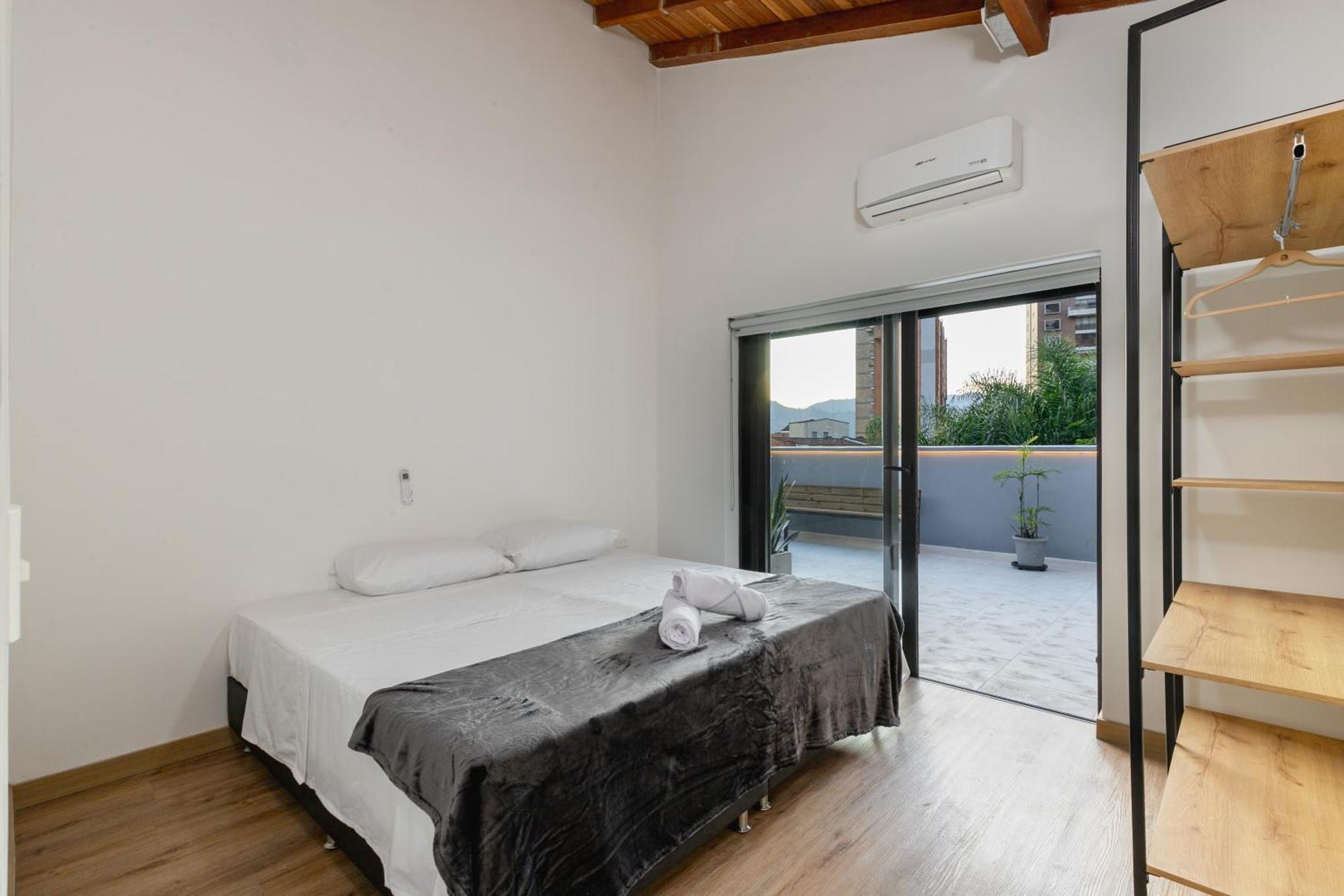 B3 4br Poblado Penthouse Wit Ac And Jacuzzi Apartamento