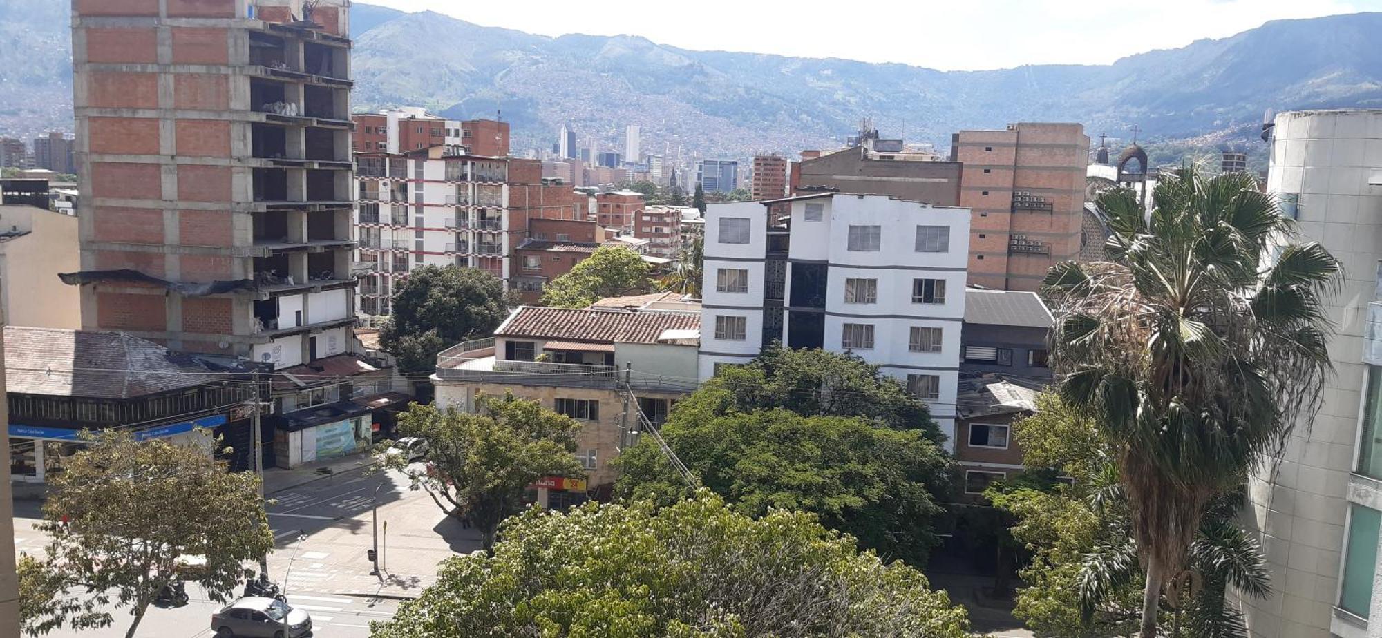 New Comfortable Laureles Great Location! Medellín