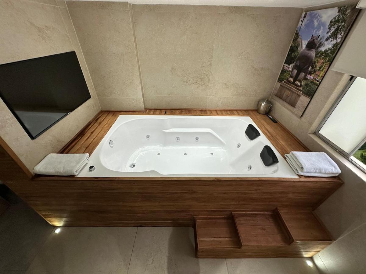 Luxury Jacuzzi Air Conditioning Fireplace And King Bed Apartamento Medellín