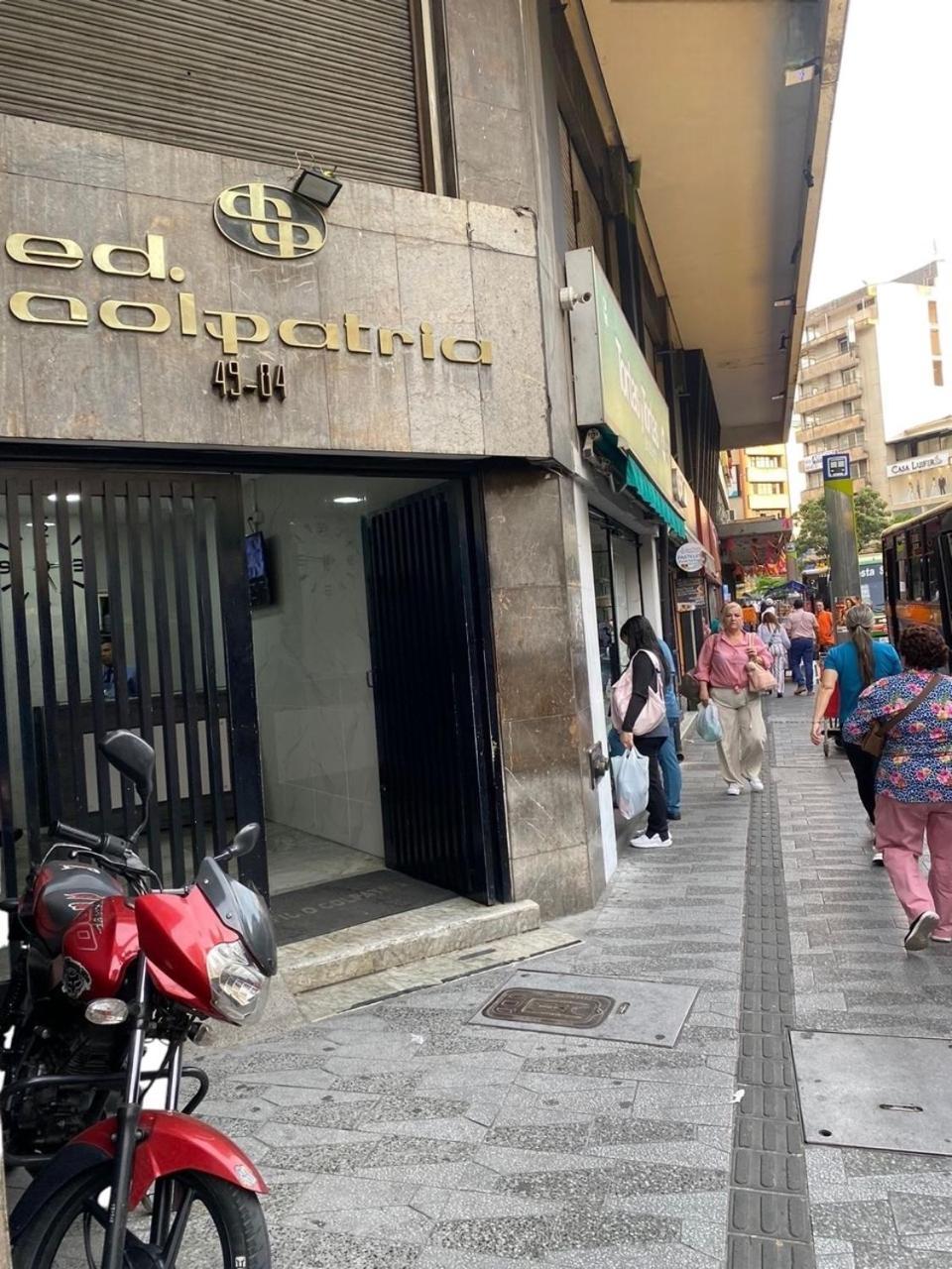 Lujoso A Pasos Del Metro De Apartamento