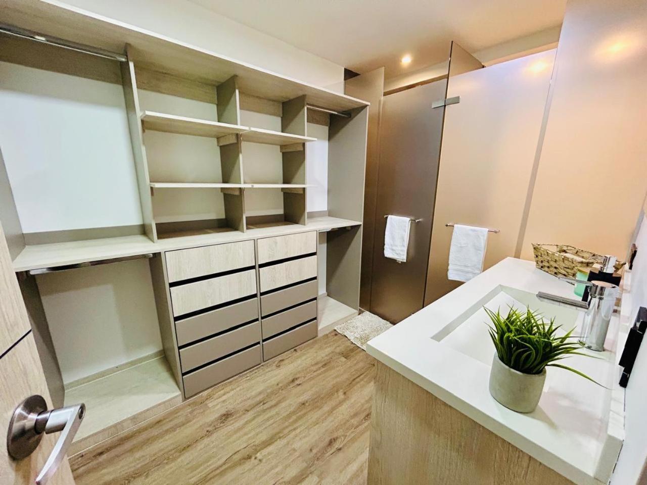 Modern, Apt/near Tourist Sites. Apartamento *