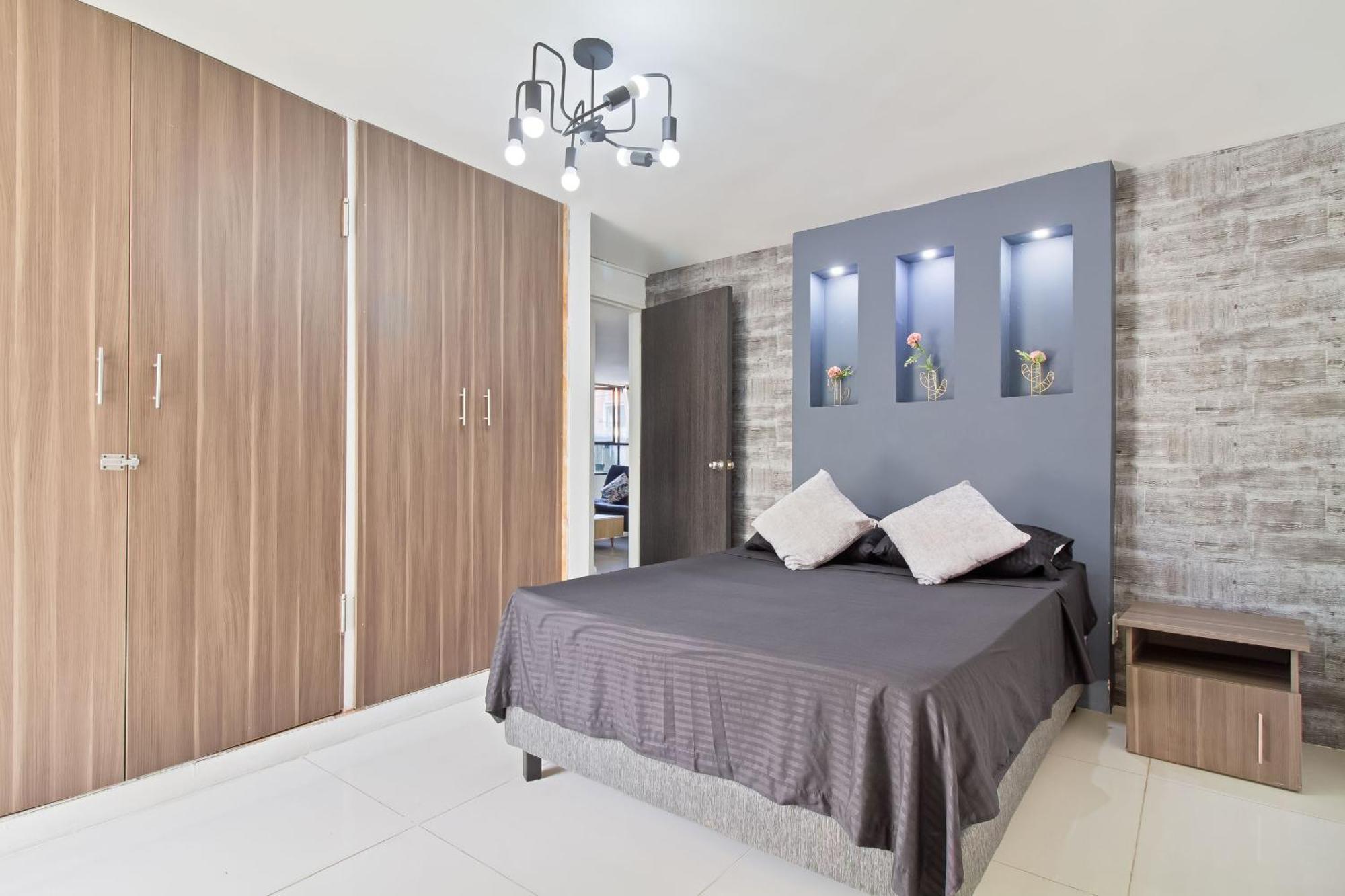 2 Bedroom Apartment - One Block From Lleras Park, P1 Apartamento