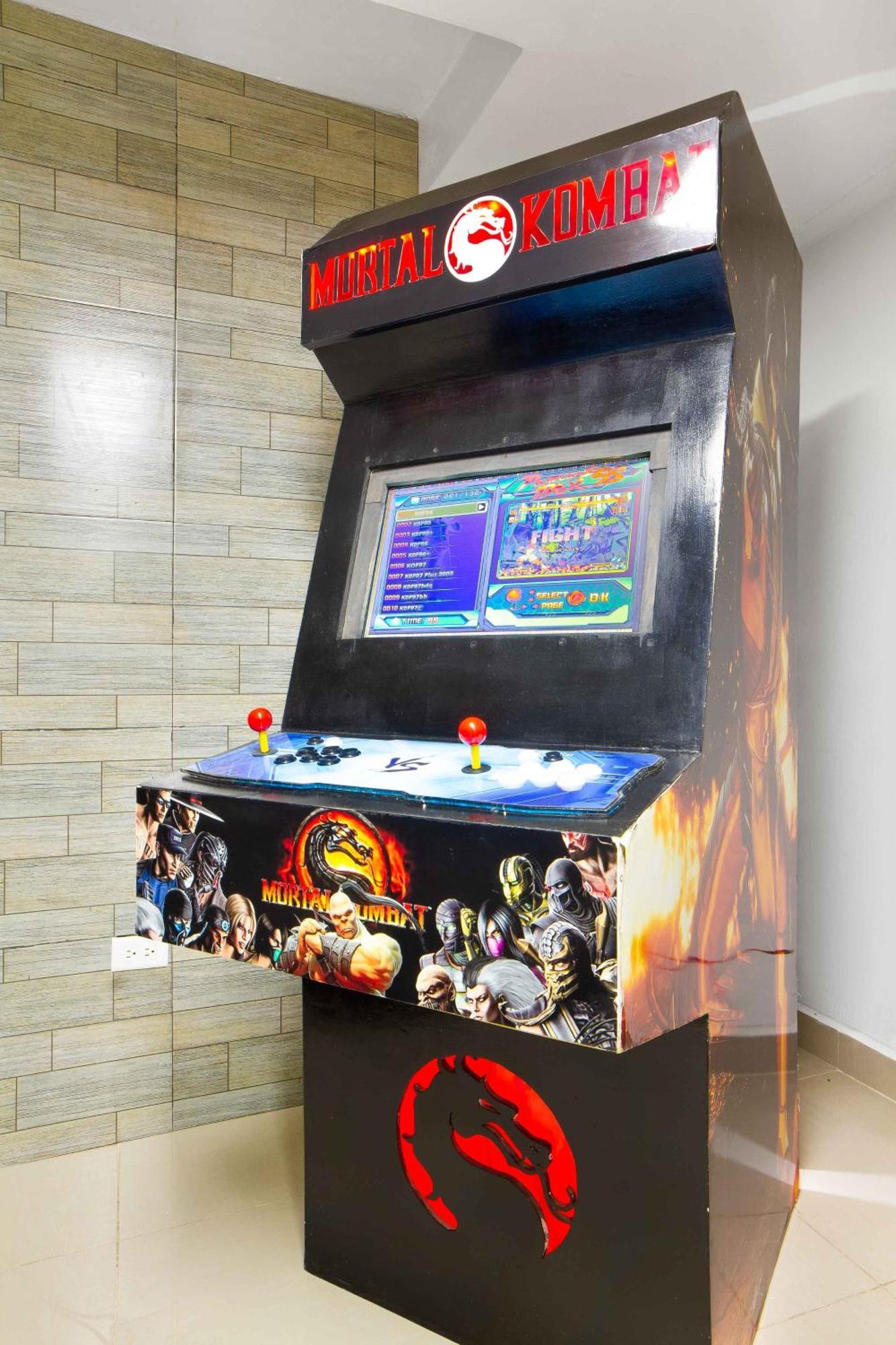Apartamento 6 Bedroom Apart, With Arcade Machine, One Block From Lleras Park Medellín