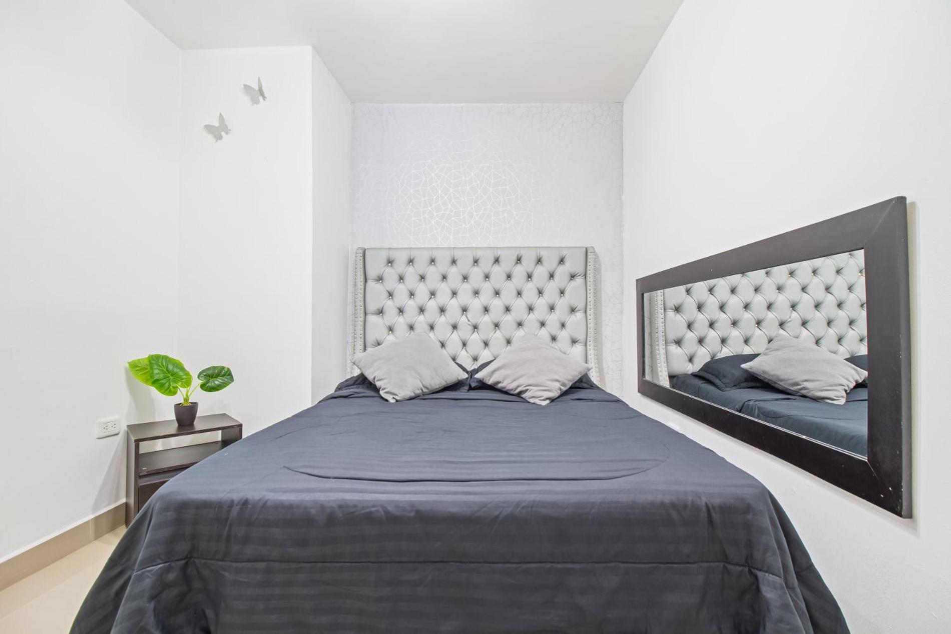 6 Bedroom Penthouse With Pool Table- 1 Block From Lleras Park P4