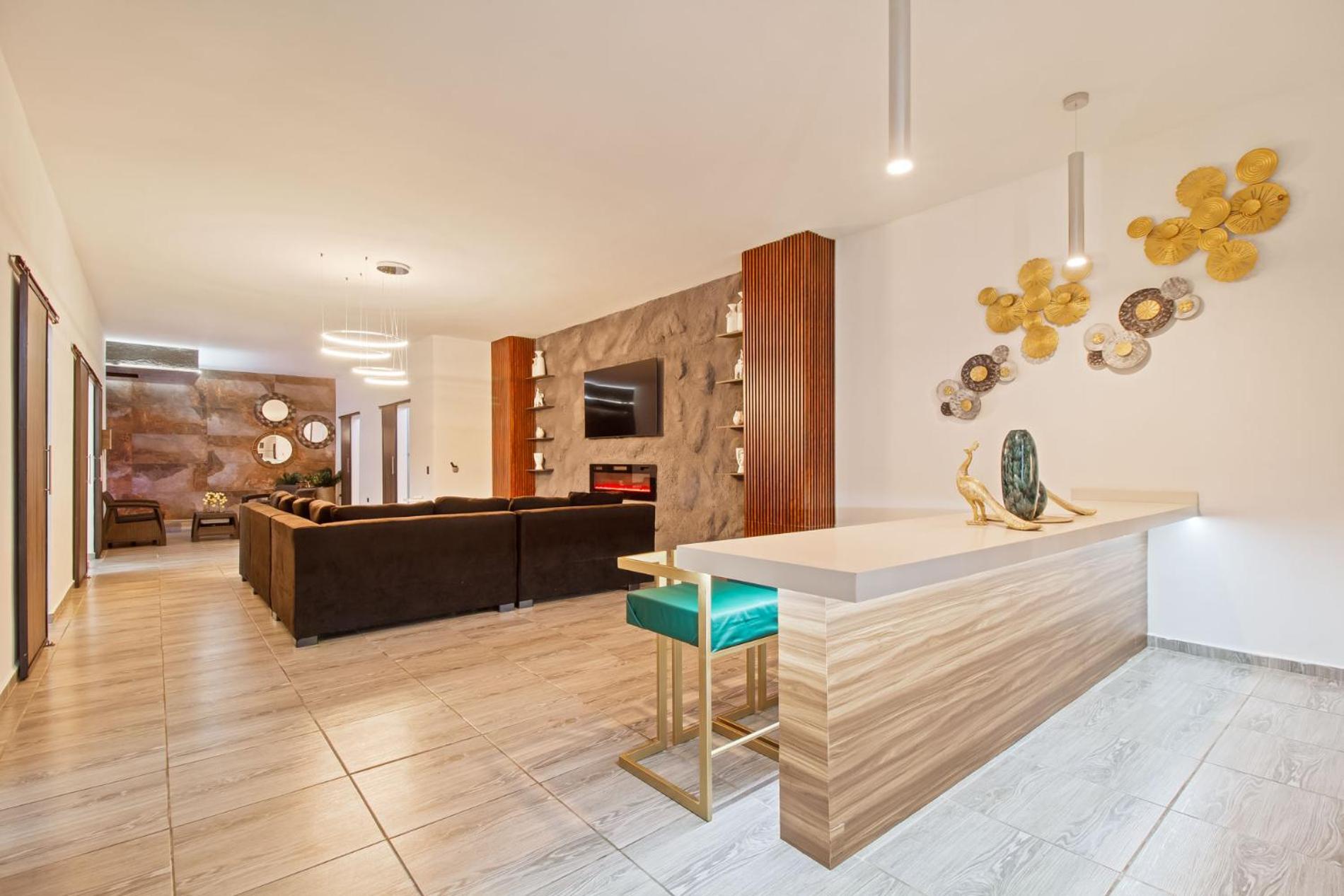 6 Bedroom With Jacuzzi 1 Block From Lleras P10 Apartamento
