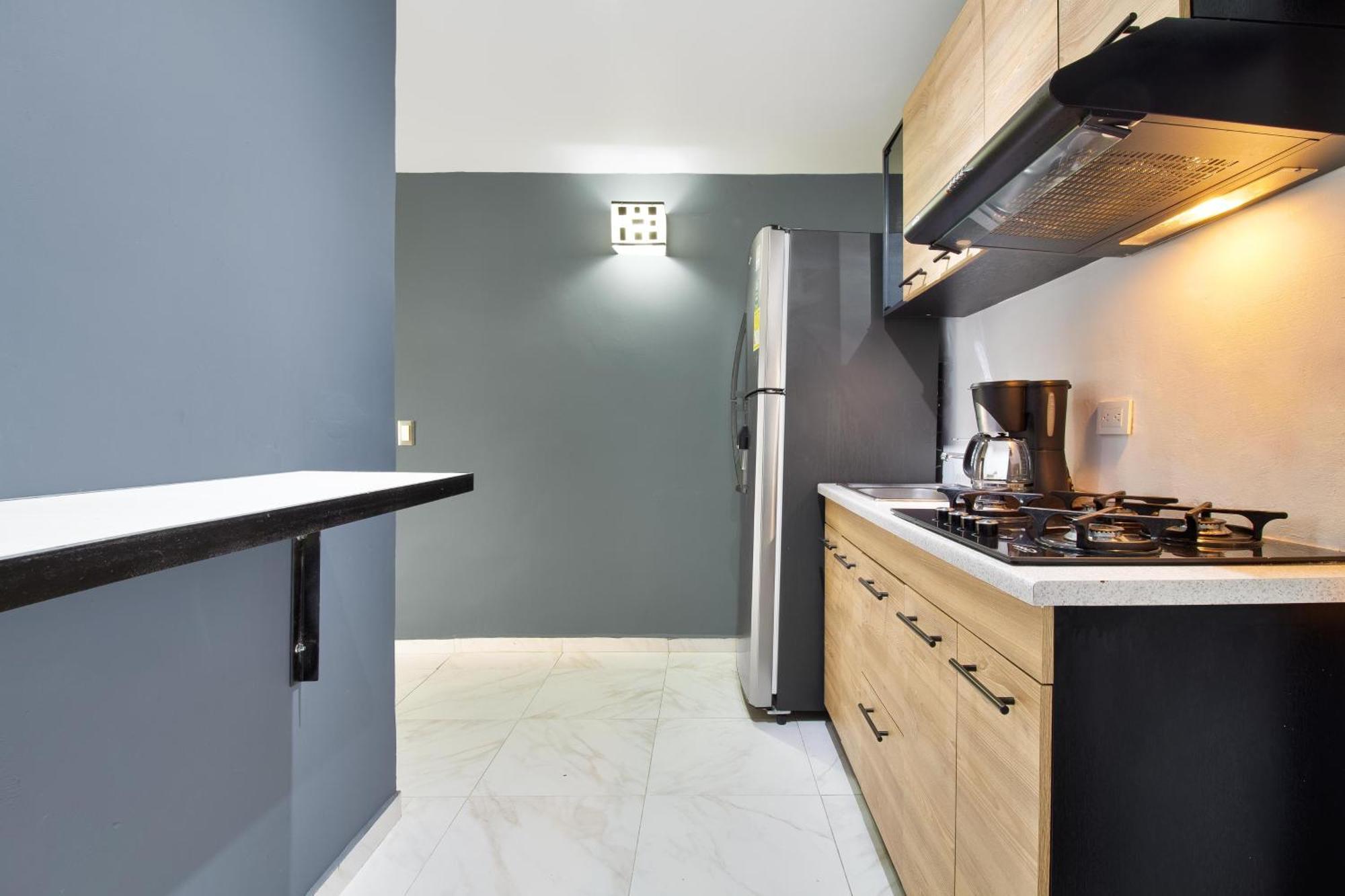 3 Bedroom Apartment, With Arcade Machine - 1 Block From Lleras Park P7