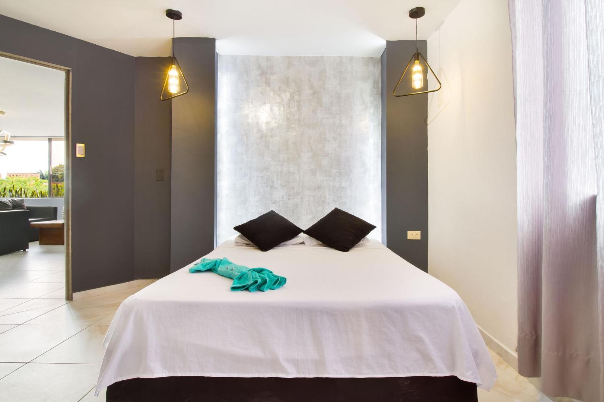 3 Bedroom Apartment, With Arcade Machine - 1 Block From Lleras Park P7 *