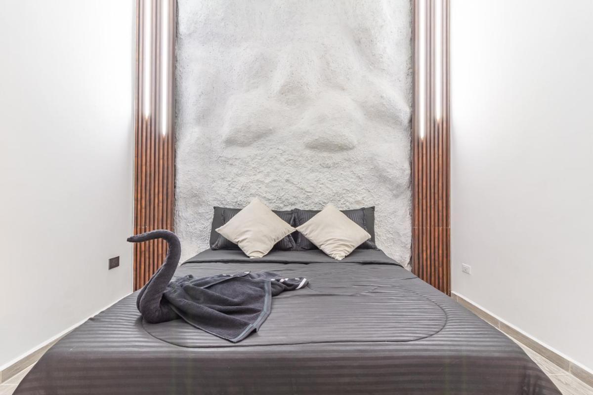 6 Bedroom With Jacuzzi 1 Block From Lleras P10 Apartamento