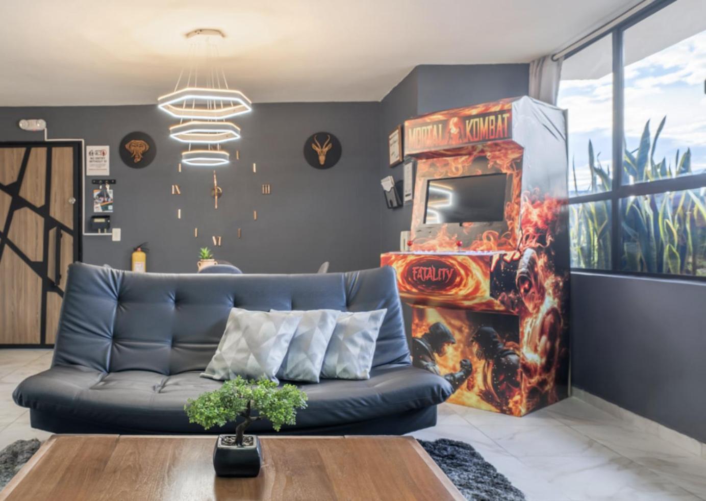 3 Bedroom Apartment, With Arcade Machine - 1 Block From Lleras Park P7