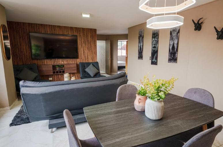 3 Bedroom Apartment, With Arcade Machine - 1 Block From Lleras Park P7 * Medellín