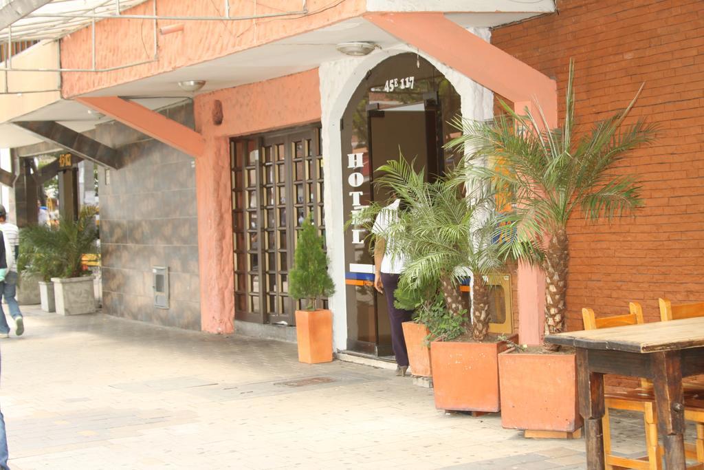 Hotel Plaza 70 *