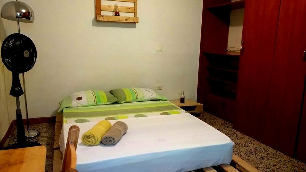 Pensión Albaka House *