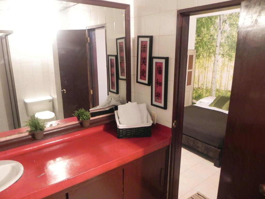 Hostal Lleras Park *