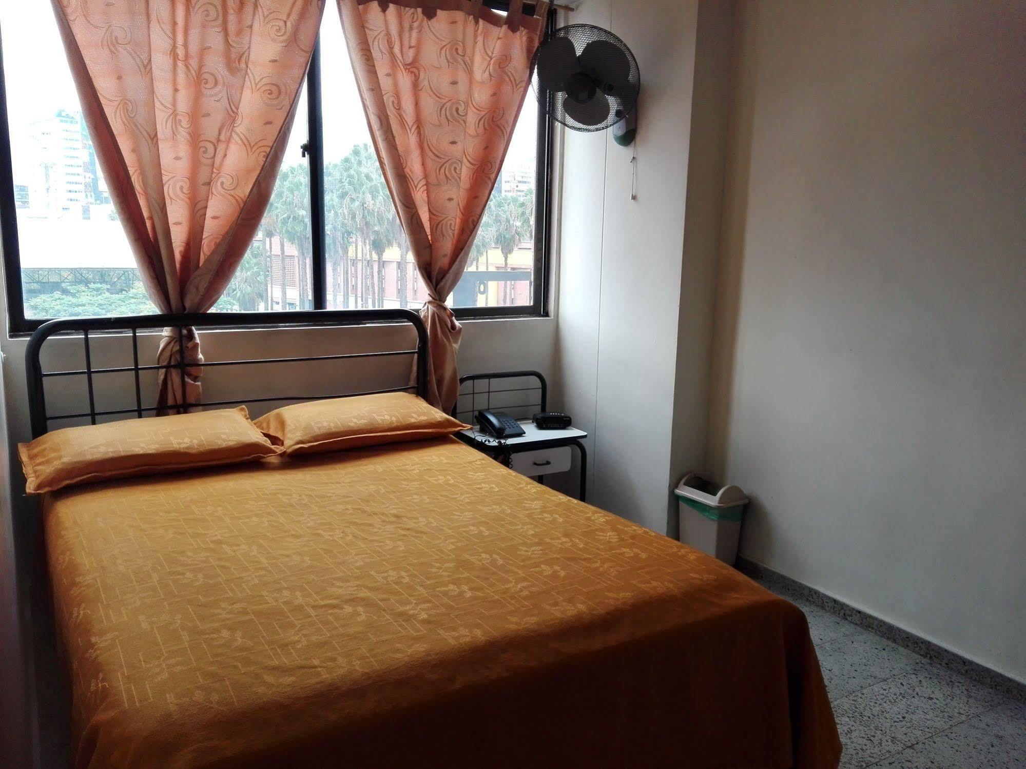 Metro Hotel 3*