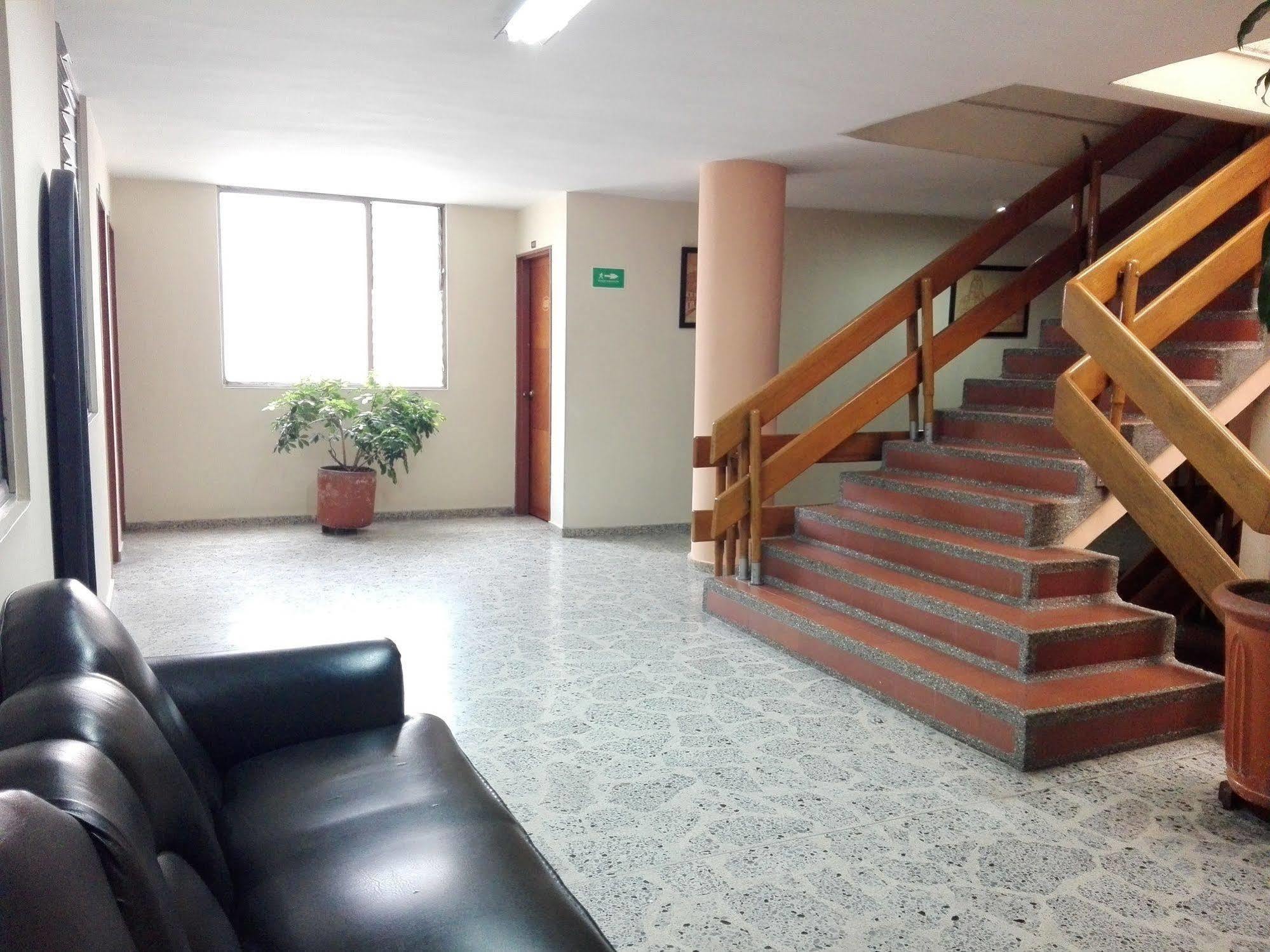 Metro Hotel 3*