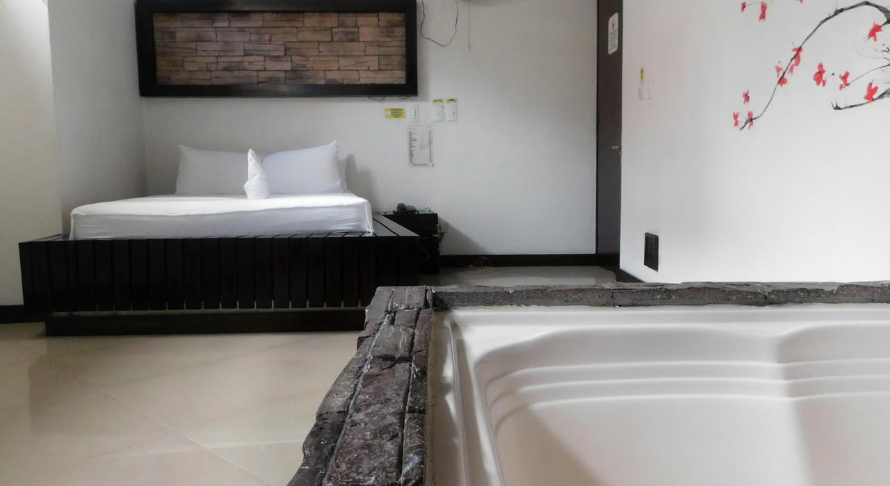 Kong Hotel 2*