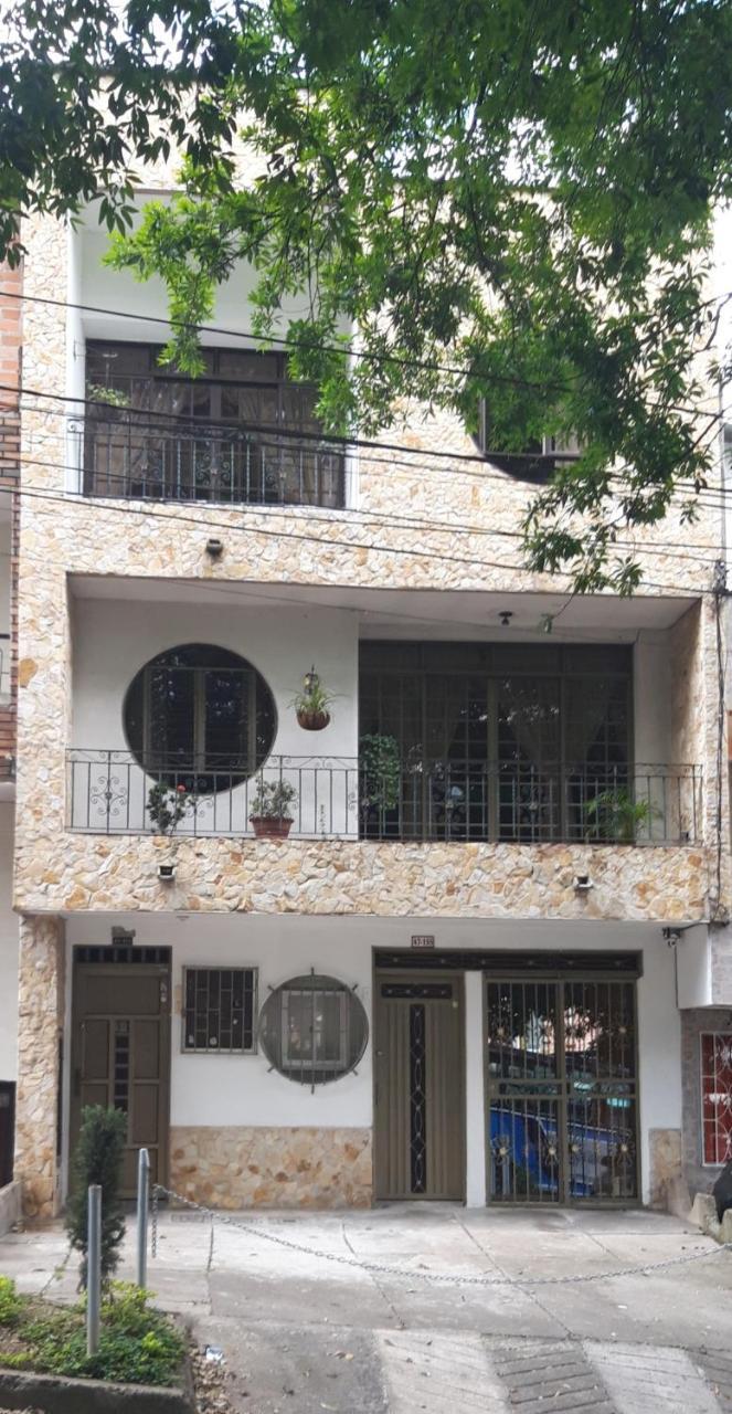 Casa Entera-cerca A Mall La Y Estacion De Tranvia Holiday home