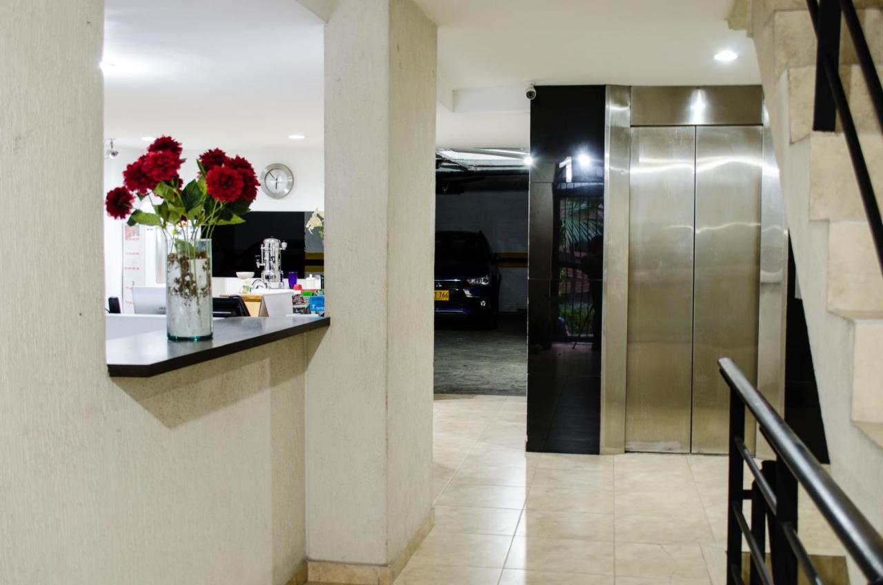 Acropolis Hotel *