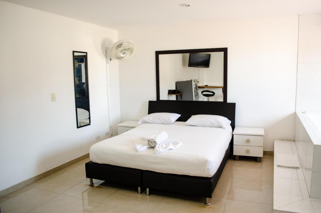 Acropolis Hotel *