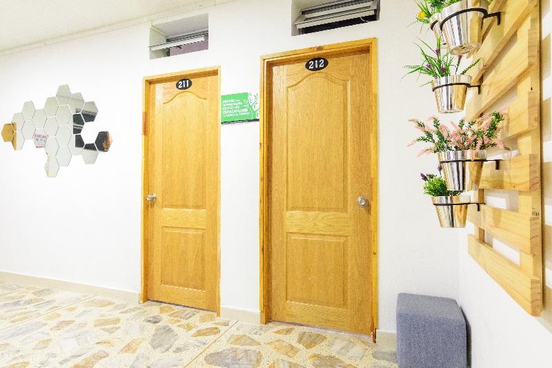 Hotel Ayenda 1244 California.
