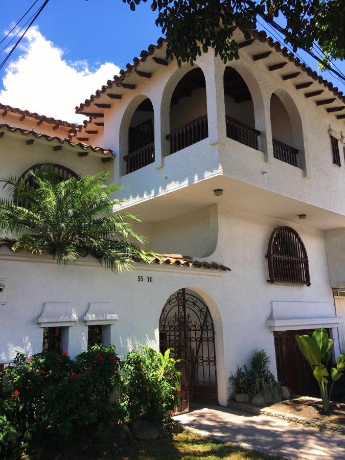 Lodge Colonial In Laureles